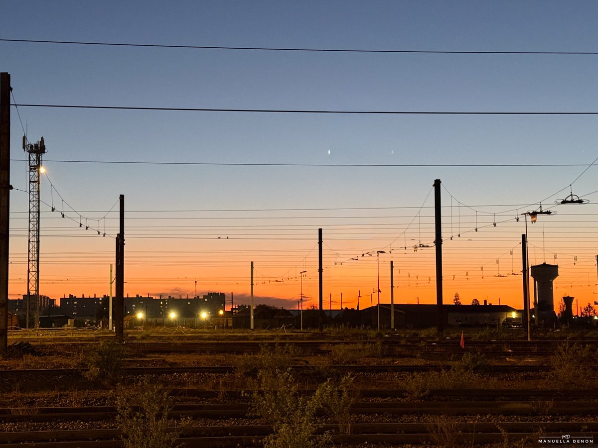 manuelladenon's tweet photo. Tracks at Dusk
#fleurylesaubrais #station #overheadline #dusk #goldenhour #city #photography https://t.co/2RZGaSLJOv