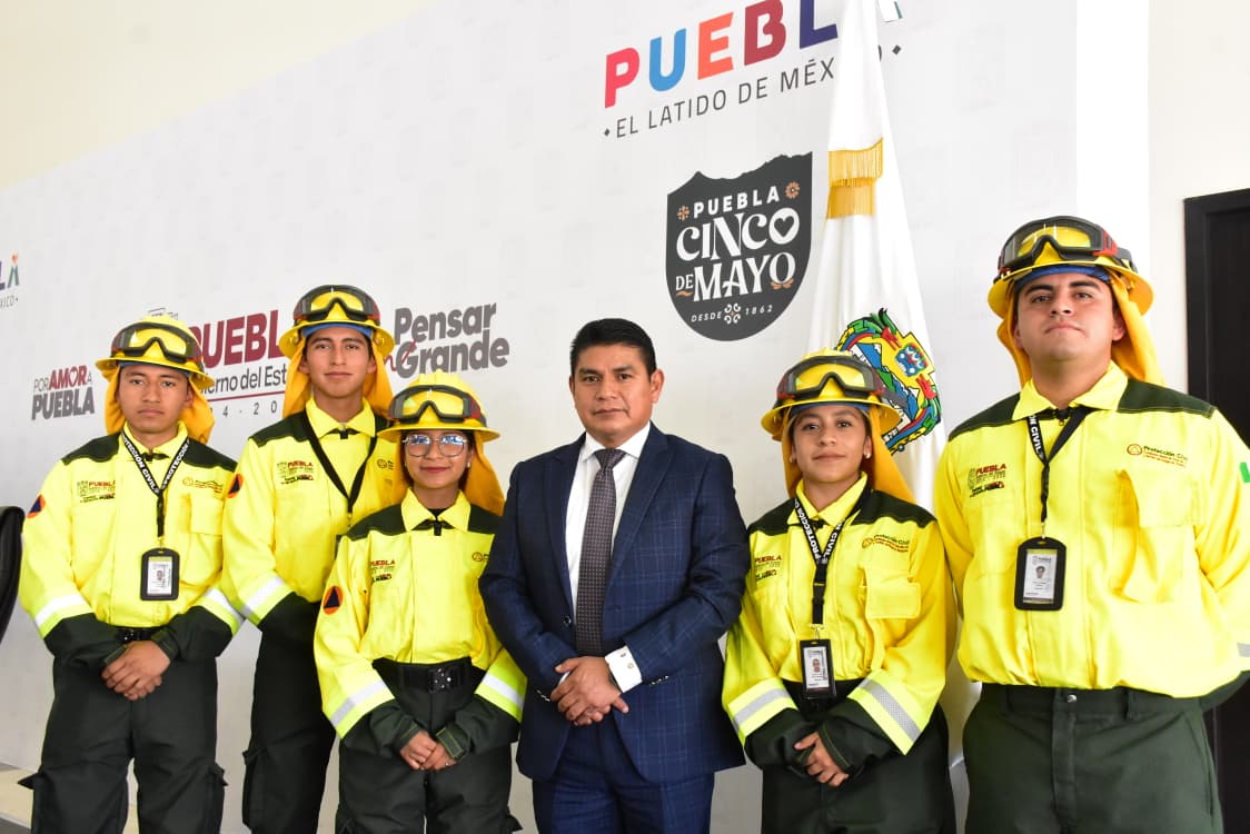 Segob_Puebla's tweet photo. 💪#PorAmorAPuebla impulsamos las capacidades preventivas y operativas ante emergencias.

🔺En la #MañanerAA del gobernador @armentapuebla_, el titular de @PCGobPue, Bernabé Santos informó las acciones que se llevan a cabo, entre ellas: el Programa Invierno Seguro, Rutas del volcán Popocatépetl, atención a Lluvias, Simulacros, Incendios forestales, Operativo Semana Santa Segura y Atlas de Riesgos.

🔥En su intervención, nuestro secretario @aguilar_pala_S señaló que, como medida preventiva, se colocarán señalamientos en las zonas donde hay mayor frecuencia de incendios, con el fin de advertir que quienes participen o provoquen estos siniestros serán sancionados.

🤝Con la visión del mandatario estatal y el trabajo de personal capacitado, el @Gob_Puebla fortalece la coordinación interinstitucional entre los tres órdenes de gobierno para brindar mayor protección a la población ante desastres.
