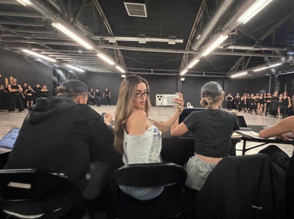 fiona 𑣿🦢 tweet media