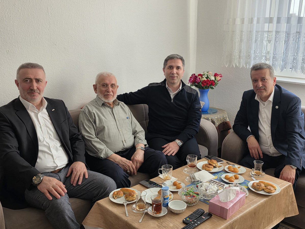 📍Almanya / Recklinghausen

Kıymetli Kur’an hocam Hasan Yeşilırmak’ı evinde ziyaret ederek hayır duasını alma bahtiyarlığını yaşadım. 

Bizlere ilim, ahlak ve istikamet kazandıran; gönüllerimize Kur’an’ın nurunu nakşeden kıymetli hocamdan Rabbim razı olsun, ömrünü bereketli