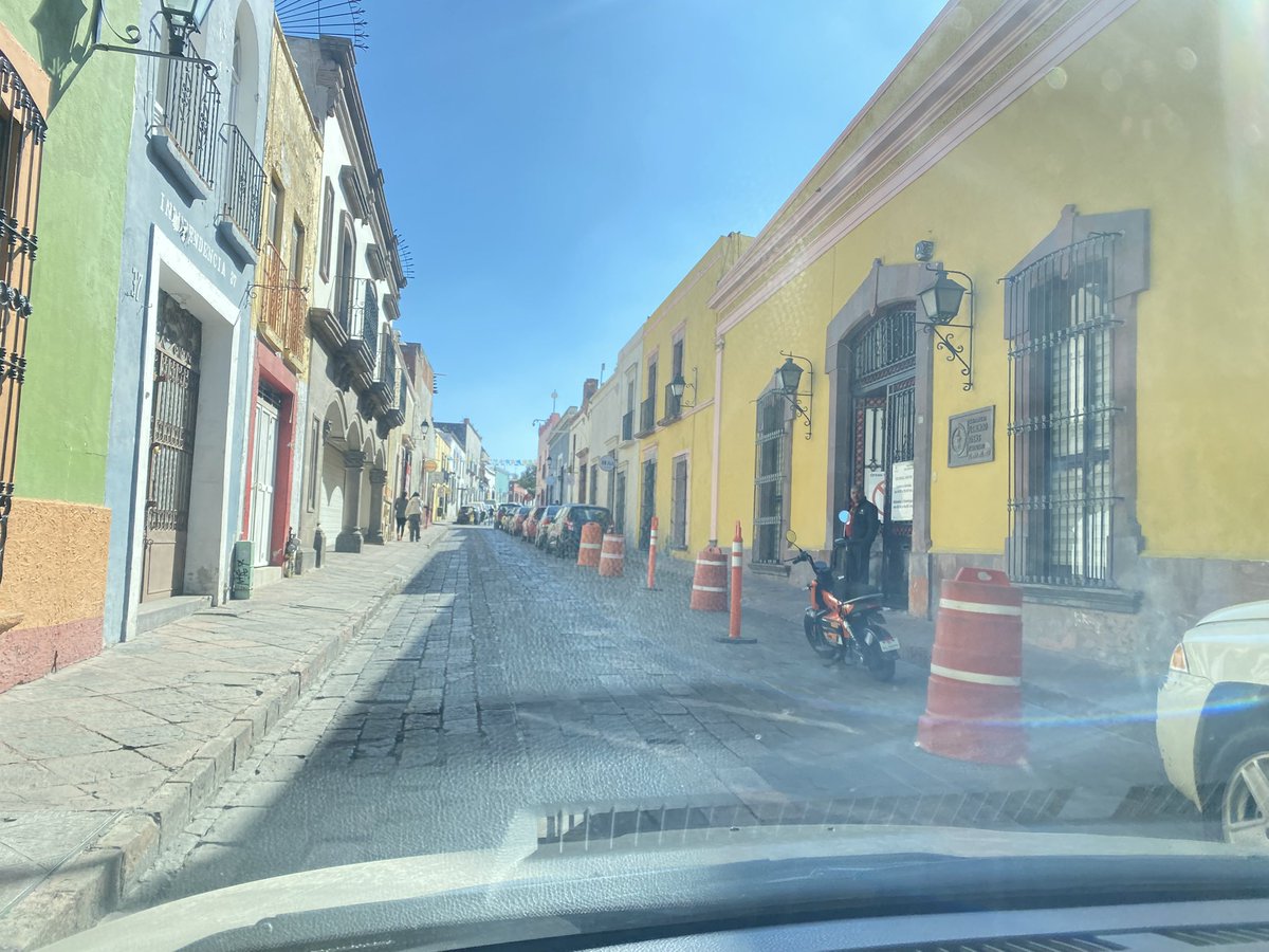 Oye <a href="/qromunicipio/">Municipio de Querétaro</a> no dijiste que no se pueden apartar lugares… atrás de casa de gobierno sobre independencia si se puede… #PlanSinOrden