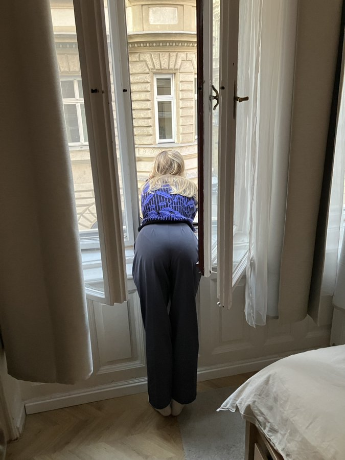 Un hombre tuvo citas con 201 mujeres en 2 años.

Esto es lo que aprendió:

1) Las calladas siempre son las mejores en la cama.

2) Las chicas que odian a su padre te harán la vida imposible.

3) Las mejores novias tienen menos de 500 seguidores.

4) Las que cocinan para ti son