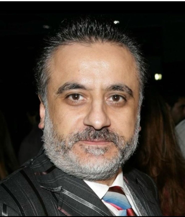 ErkanTrukten's tweet photo. Erol Köse ile ilgili son bir şey söyleyeyim. Artık vefat ettiğine göre rahatlıkla söyleyebilirim. Merak etmeyin öyle kötü hiçbir şey söylemeyeceğim . Köse ile aşı programlarını yaptıktan ve aradan  bir ay kadar geçtikten sonra, Köse bana " Galiba haklı çıkmaya başladın. Bu aşıyı olmasaydık keşke" dedi. Tabii bunu o dönem medyada açık açık söyleyemedi.  Mutlaka gerekçeleri vardı. Ya da henüz şüphesini tam bir yere oturtamamıştı. Ben de aramızda özel bir konuşma geçtiği için bunu saklamak durumunda kaldım. Çünkü o ana kadar medyada tam tersini savunmaya devam etti. 
Nihayet bir tv programında aşılarla ilgili kaygısını bana yaptığı itiraftan çok sonra da açıkladı. 

Köse'nin yakalandığı  ve intiharını tetikleyen Motor nöron hastalığı olarak da bilinen Amyotrofik Lateral Skleroz hastalığı (ALS), kas güçsüzlüğüne neden olan beyin ve omurilikteki sinir hücrelerini etkileyen ilerleyici bir nörodejeneratif hastalıktır. 

Ve COVİD 19 aşısından sonra bu hastalığa yakalanan insanlar yaygın bir şekilde ortaya çıkmıştır. 

Bu yüzden COVİD 19 ve ALS bağlantılı bilimsel makalelere de konu olmuştur. 

İlgili makalenin linkini bırakıyorum:

J&J/Janssen COVID-19 Aşısı Alan Bir Hastada Yeni Başlangıçlı Amyotrofik Lateral Skleroz - PMC 
https://t.co/VsdA9TdZut