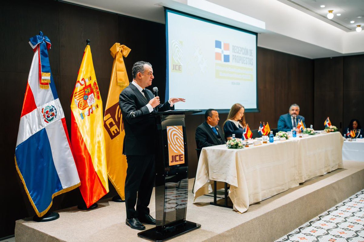 juntacentral's tweet photo. En el cierre, el presidente Román Jáquez Liranzo afirmó que la #JCE avanza en dos procesos fundamentales: la renovación de la nueva cédula y la organización de las elecciones.
A la fecha, 478 personas se han inscrito para las #OCLEE en Europa (+31 %), y aún hay 10 días hábiles para postularse en https://t.co/gcLhmqByds o acudiendo a la OCLEE correspondiente.