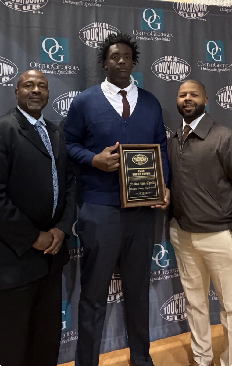 CoachJTW's tweet image. Great night in Macon!! The Macon Football club honoring DC Football’s Joshua Sam-Epelle as one of their Super 7 Returning Football Players in the State!! #OutworkYesterday