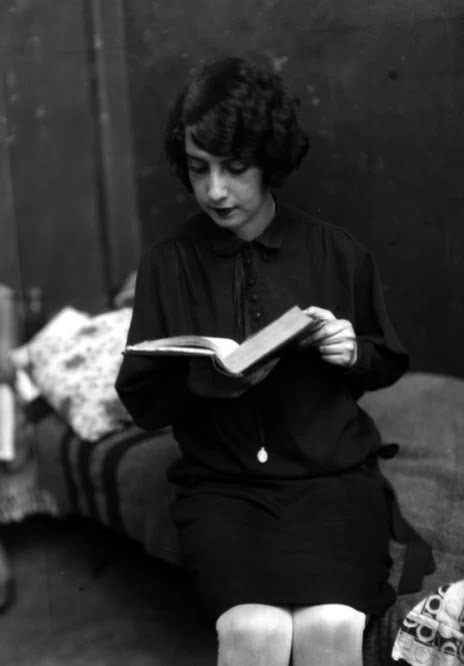 "Con todo lo que se ha dicho e inventado sobre mí, ni siquiera sé si existo como persona o si me transformé en una extravagante heroína de telenovela".

Erma Cárdenas - La asesina inocente
#Arte #Literatura #AutorasMexicanas #RecomiendoLeer #MaríaTeresaLandaYRíos #LaViudaNegra