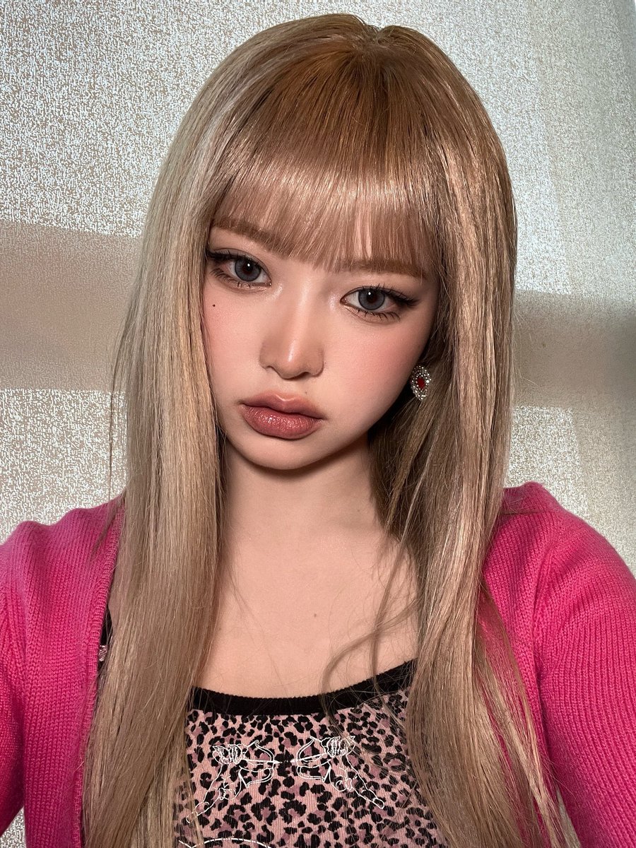 เป็นเด็กที่หน้าเว่อมาก พึ่งเป็นไอดอลได้ไม่นานแต่เปลี่ยนไปแล้วสิบสไตล์ ตามชีสนุกจริง เห็นมุมใหม่ ๆ ทุกวัน