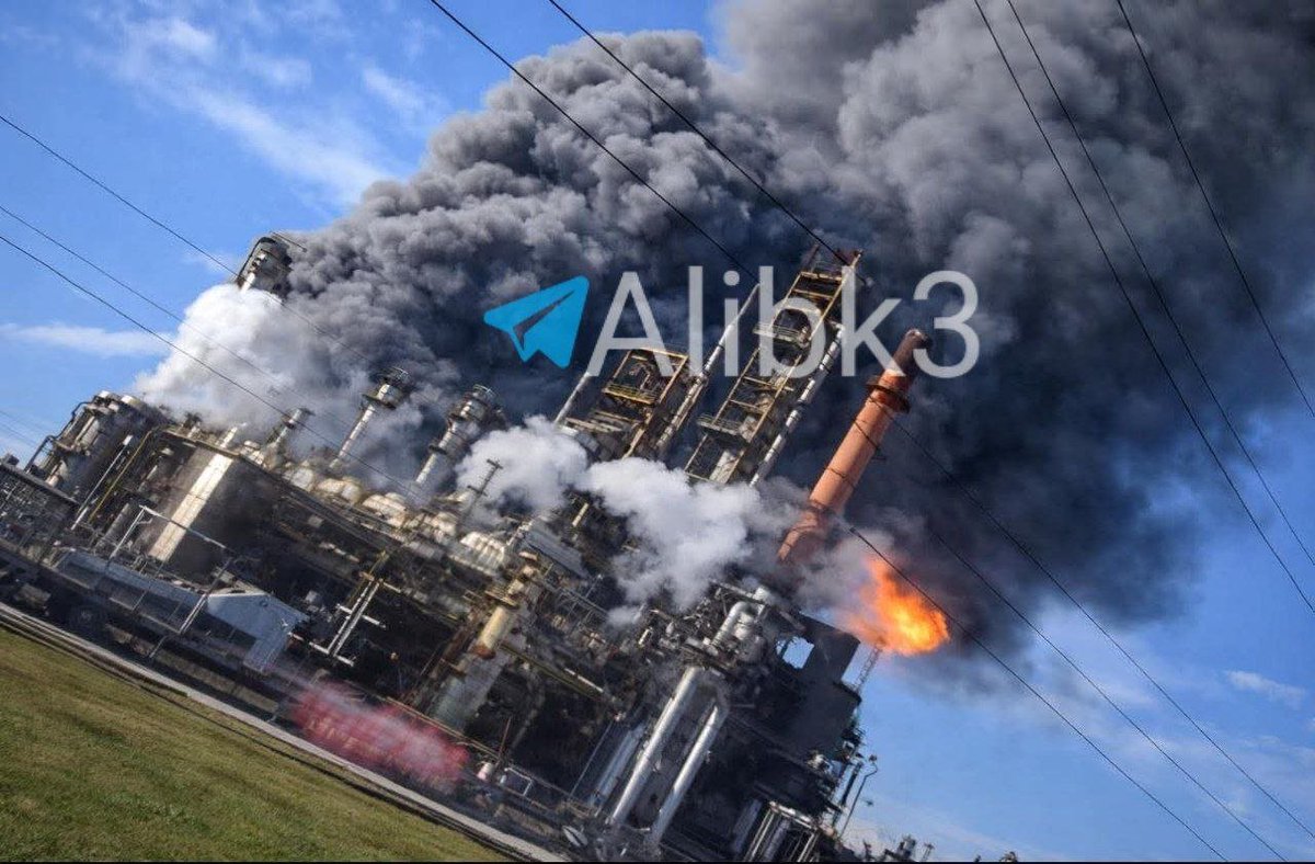 OsiOsint1's tweet image. 🇺🇲⚡ After a reported explosion and subsequent fire at the Valero oil refinery in Port Arthur, Texas, that residents said rattled windows, the Port Arthur Police and Fire Department has advised that people shelter in place as they assess the nature of the incident.