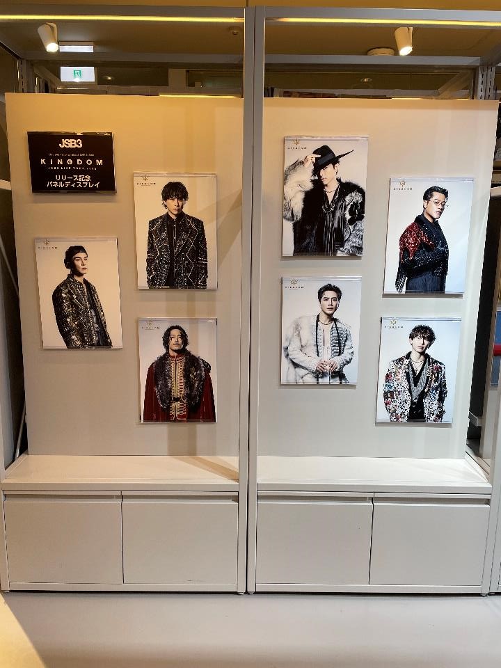 SHIBUYA_T_MUSIC's tweet image. 【#三代目JSOULBROTHERS】
ライブ映像作品『三代目 J SOUL BROTHERS LIVE TOUR 2025 "#KINGDOM"』が本日入荷🎥
8度目となるドームツアーからファイナル・京セラドーム大阪公演の模様を収録👀✨

発売を記念して、シブツタ地下2Fではパネル展示&amp;amp;抽選プレゼントキャンペーンを実施中🎁