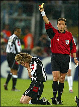 Bukan pelanggarannya yang Nedved sesali, namun konsekuensinya: ia tak bisa tampil di final Liga Champions 2003 melawan Milan. 

Mungkin jalannya pertandingan akan berbeda jika pria gondrong Ceko itu bermain, namun hasil akhir mentakdirkan Paolo Maldini yang mengangkat piala 🏆