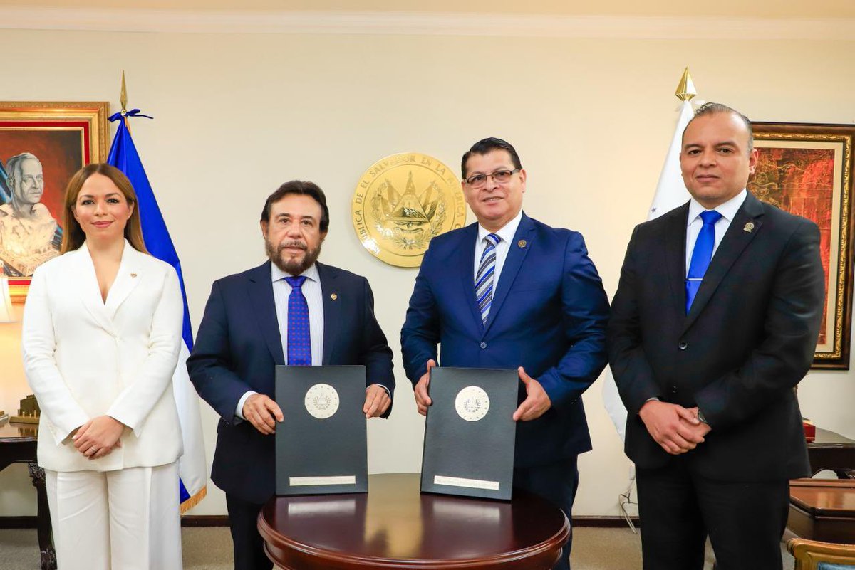 VCpresidenciaSV's tweet photo. El Vicepresidente de la República de El Salvador, Sr. Félix Ulloa hijo (@fulloa51), en su calidad de Rector de la Escuela Superior de Innovación en la Administración Pública, ESIAP, firmó una Carta de Entendimiento con el Presidente del Consejo Nacional de la Judicatura, CNJ, Sr. Miguel Calero, orientada al fortalecimiento de conocimientos en el área jurídica. ✍️⚖️

El Vicepresidente Ulloa destacó que este acuerdo envía un mensaje claro de trabajo articulado entre instituciones del Estado, basado en la sinergia, la cooperación y la construcción conjunta de capacidades. Asimismo, enfatizó que la formación del talento humano es un componente esencial dentro del proceso de modernización institucional, y que la articulación entre el ámbito jurídico y la innovación en la administración pública resulta clave para consolidar un Estado más eficiente.

El Presidente del @cnjelsalvador, Sr. Miguel Calero, afirmó que el Consejo Nacional de la Judicatura impulsa procesos formativos dirigidos a profesionales del sector jurídico en todo el país, subrayando además el valor que la oferta académica de la ESIAP proporciona al estar alineada con la visión de transformación promovida por el Gobierno del Presidente @nayibbukele.

👉🏻Por su parte, la Directora Ejecutiva de la ESIAP, Sra. @ClaudiadeLarin, resaltó que esta alianza permitirá cocrear programas de formación y certificación de valor con un enfoque práctico y especializado, incorporando expertos jurídicos que fortalezcan los contenidos académicos y contribuyan a cerrar brechas de conocimientos en la formación del servicio público.

Durante el encuentro, ambas instituciones coincidieron en la importancia de articular esfuerzos para robustecer la formación de profesionales del sector jurídico y servidores públicos en general, a través de una oferta académica más integral, actualizada y alineada con los desafíos de la administración pública. En ese sentido, se enfatizó que el acuerdo permitirá desarrollar programas conjuntos y ampliar las oportunidades de capacitación en áreas estratégicas para el país.

Esta firma refleja la sinergia y el trabajo articulado entre instituciones del Estado para consolidar una administración pública más preparada, innovadora y al servicio de la ciudadanía.👌🏻
