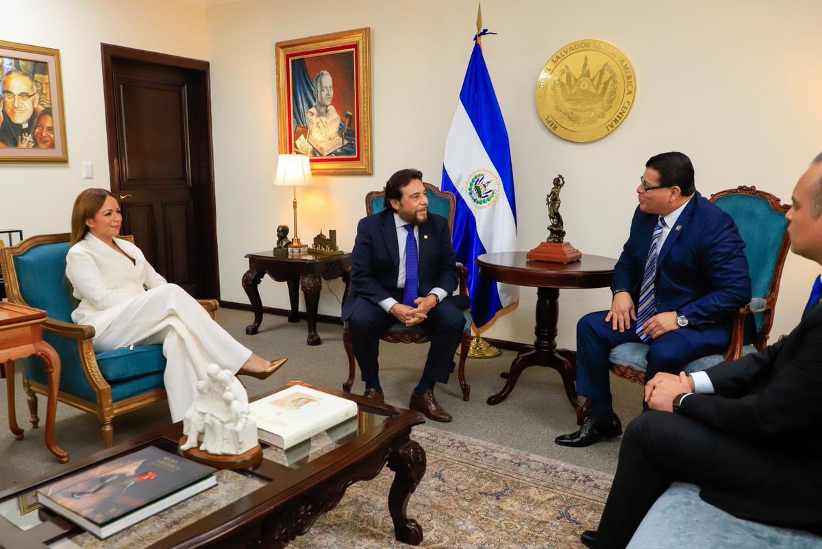 VCpresidenciaSV's tweet photo. El Vicepresidente de la República de El Salvador, Sr. Félix Ulloa hijo (@fulloa51), en su calidad de Rector de la Escuela Superior de Innovación en la Administración Pública, ESIAP, firmó una Carta de Entendimiento con el Presidente del Consejo Nacional de la Judicatura, CNJ, Sr. Miguel Calero, orientada al fortalecimiento de conocimientos en el área jurídica. ✍️⚖️

El Vicepresidente Ulloa destacó que este acuerdo envía un mensaje claro de trabajo articulado entre instituciones del Estado, basado en la sinergia, la cooperación y la construcción conjunta de capacidades. Asimismo, enfatizó que la formación del talento humano es un componente esencial dentro del proceso de modernización institucional, y que la articulación entre el ámbito jurídico y la innovación en la administración pública resulta clave para consolidar un Estado más eficiente.

El Presidente del @cnjelsalvador, Sr. Miguel Calero, afirmó que el Consejo Nacional de la Judicatura impulsa procesos formativos dirigidos a profesionales del sector jurídico en todo el país, subrayando además el valor que la oferta académica de la ESIAP proporciona al estar alineada con la visión de transformación promovida por el Gobierno del Presidente @nayibbukele.

👉🏻Por su parte, la Directora Ejecutiva de la ESIAP, Sra. @ClaudiadeLarin, resaltó que esta alianza permitirá cocrear programas de formación y certificación de valor con un enfoque práctico y especializado, incorporando expertos jurídicos que fortalezcan los contenidos académicos y contribuyan a cerrar brechas de conocimientos en la formación del servicio público.

Durante el encuentro, ambas instituciones coincidieron en la importancia de articular esfuerzos para robustecer la formación de profesionales del sector jurídico y servidores públicos en general, a través de una oferta académica más integral, actualizada y alineada con los desafíos de la administración pública. En ese sentido, se enfatizó que el acuerdo permitirá desarrollar programas conjuntos y ampliar las oportunidades de capacitación en áreas estratégicas para el país.

Esta firma refleja la sinergia y el trabajo articulado entre instituciones del Estado para consolidar una administración pública más preparada, innovadora y al servicio de la ciudadanía.👌🏻