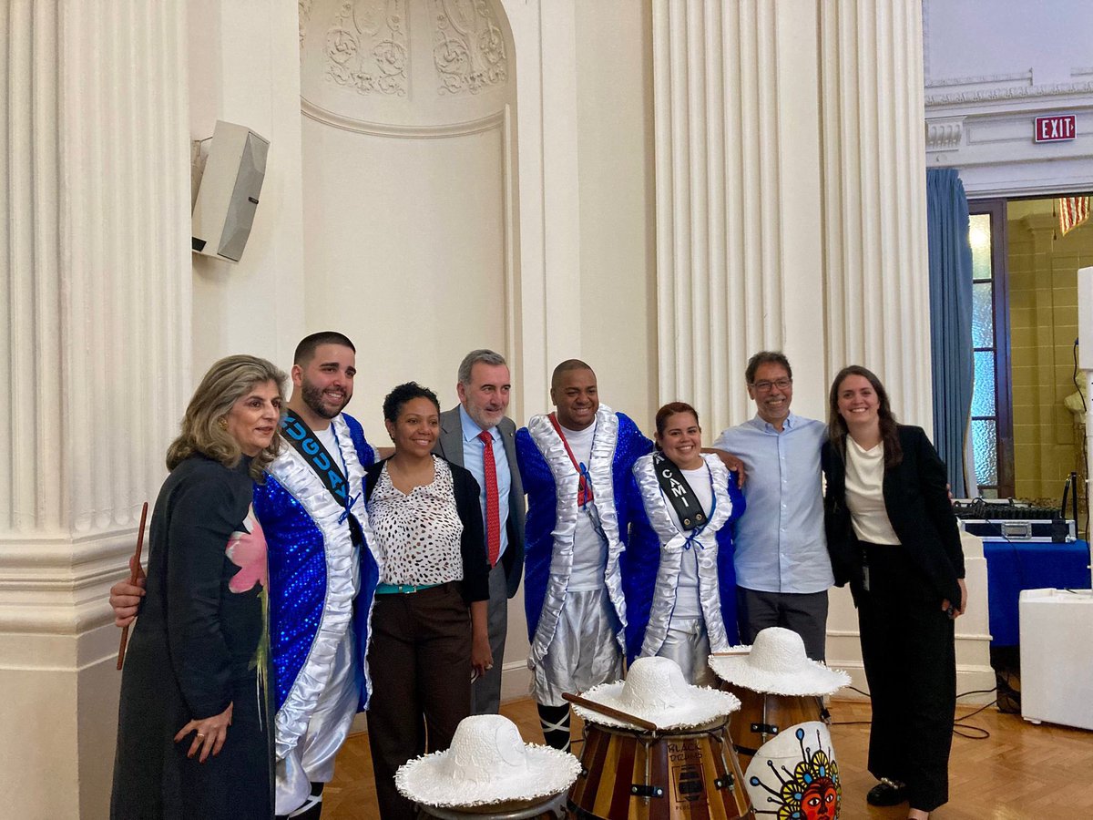 Laura Gil tweet media