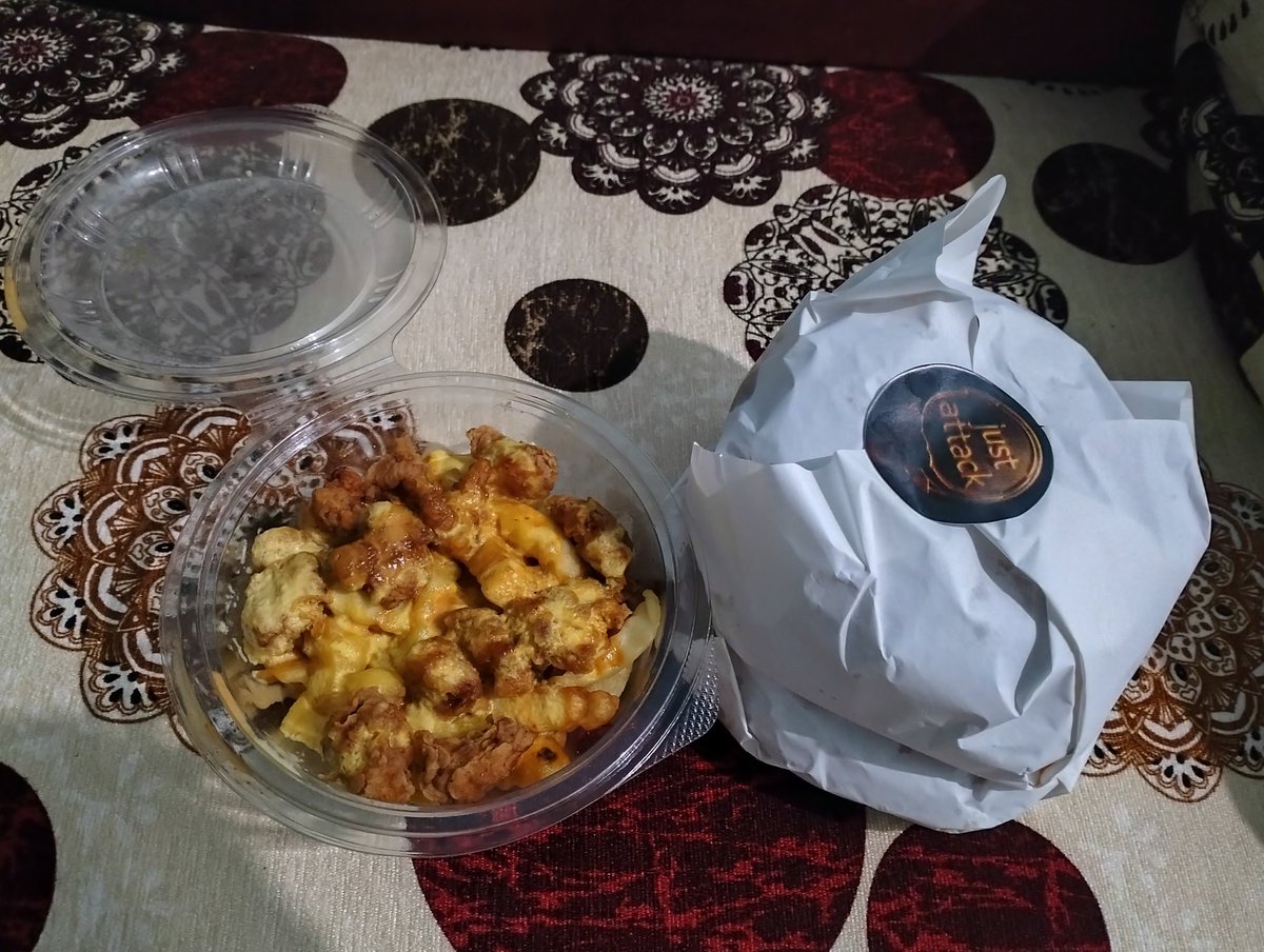 aalaataher5's tweet photo. قلت لمحمد في وسط الكلام ان نفسي في زنجر.
- محمد بردو وهو باعتلي الديلفري الساعة 12 بالليل🥹😭♥️ https://t.co/VZxfNLFzZv