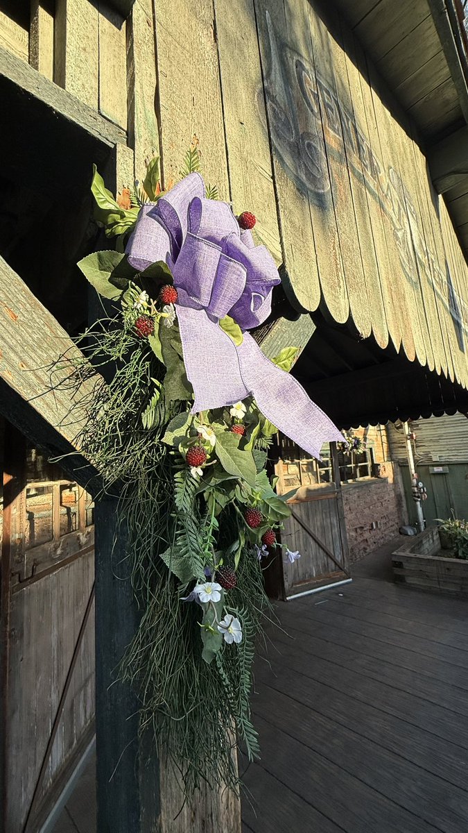 ParksAndCons's tweet image. We are stopping in at @knotts, where the park just completed its 2nd weekend of #BoysenberryFestival. With 3 weeks of the event remaining, hours and entertainment remain expanded