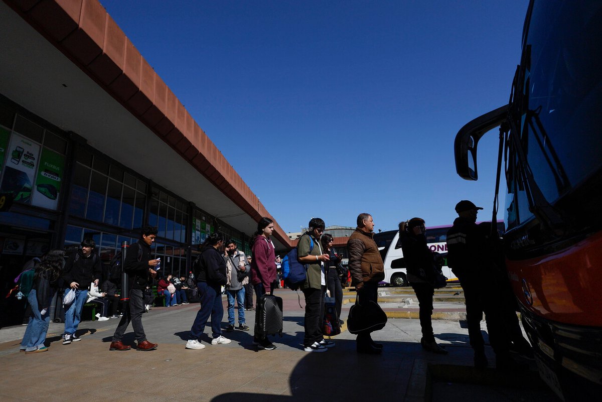 🔴 Buses interurbanos acusan exclusión del plan del gobierno por alza de combustibles y alertan fuerte impacto en tarifas latercera.com/pulso/noticia/…
