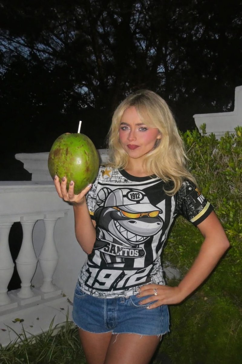 rafaelxwxx's tweet photo. icons da sabrina com a camisa do santos https://t.co/CVcRM8fZjX