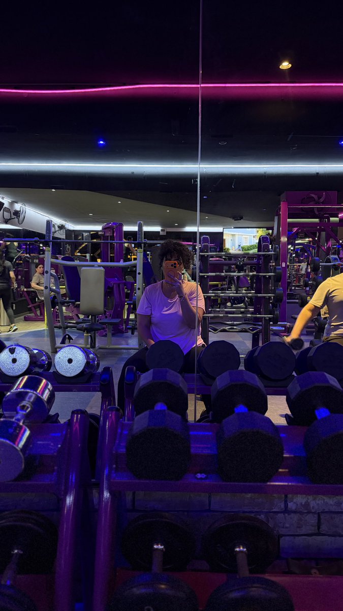 fergogo's tweet photo. Decido que lo único que me va a doler va a ser el cuerpo por el gym y esto sí me hace bien. https://t.co/0soMgDn6i3
