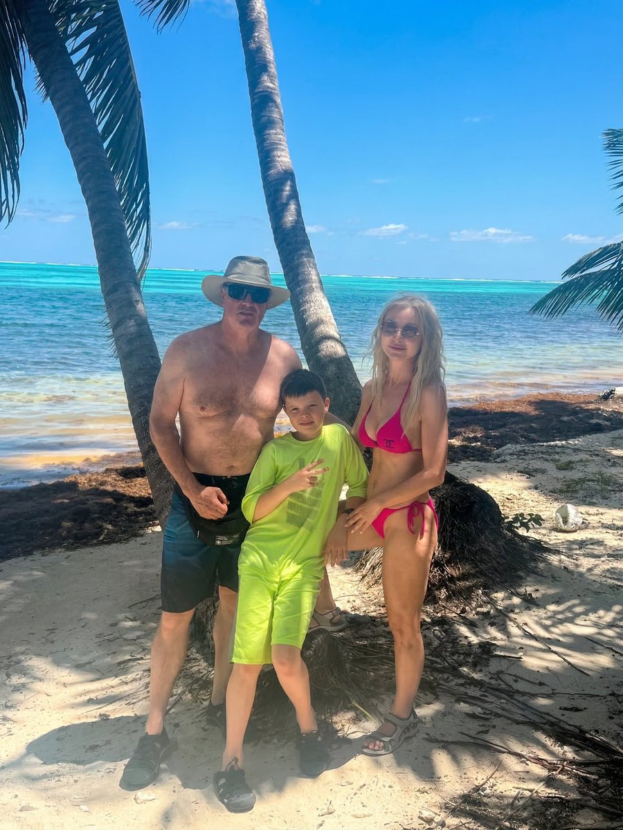 KashaPiquette's tweet photo. From geopolitics to the Great Blue Hole in Caribbean.
Sometimes you need to step back to see clearly again.
Belize with family—needed reset with world’s hidden wonders. https://t.co/5mEKgzVaFb