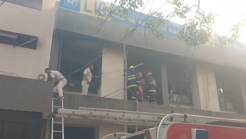 News18Odia's tweet image. #LIC_ଅଫିସ୍‌ରେ_ଅଗ୍ନିକାଣ୍ଡ
LIC ଅଫିସ୍‌ରେ ଅଗ୍ନିକାଣ୍ଡ
କଟକ ଲିଙ୍କରୋଡ୍ ସ୍ଥିତ LIC ଅଫିସ୍‌ରେ ଅଗ୍ନିକାଣ୍ଡ
ଅଗ୍ନିଶମ ବିଭାଗ ପକ୍ଷରୁ ନିଆଁ ଲିଭା କାର୍ଯ୍ୟ ଜାରି
ସର୍ଟ ସର୍କିଟ କାରଣରୁ ଅଗ୍ନିକାଣ୍ଡ ଘଟିଥିବା ସନ୍ଦେହ

#Cuttack #LIC #FireAccident #OdishaNews #BreakingNews #FireSafety