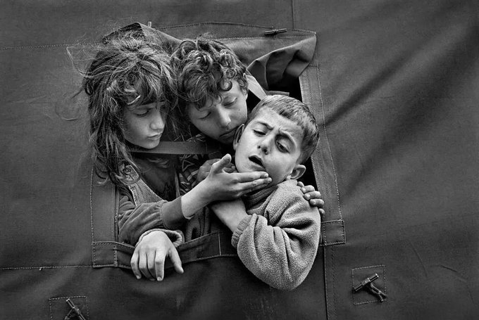 Chlodnyodcien's tweet image. Cristina Garcia Rodero 
Albania. Kukes. 1999. 
Kosovar refugees
#childhood