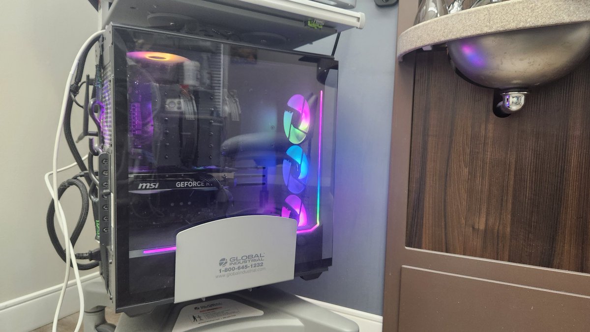 AspectNaps's tweet photo. When the dentist has a better pc than me 😔 https://t.co/jaKRauVDHk