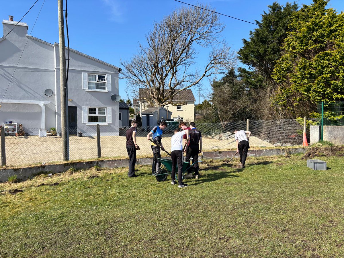 CC_Indreabhan's tweet photo. Scoláirí na hIdirbhliana & an rang GCAT ag cur crainnte ag Tearmann Áinnín agus i bPáirc na mBreathnaigh 🌱💚 Buíochas le @BurrenbeoTrust @coilltenews @gaafutureleader as an tacaíocht.
@GRETBOfficial
#Inbhuanaitheacht #pobal https://t.co/6ParHOWc94