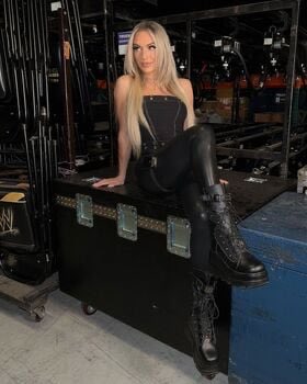 𝐼𝑠𝑎𝑏𝑒𝑙𝑙𝑎 𝐾𝘩𝑎𝑛 ❥ | Parody tweet media