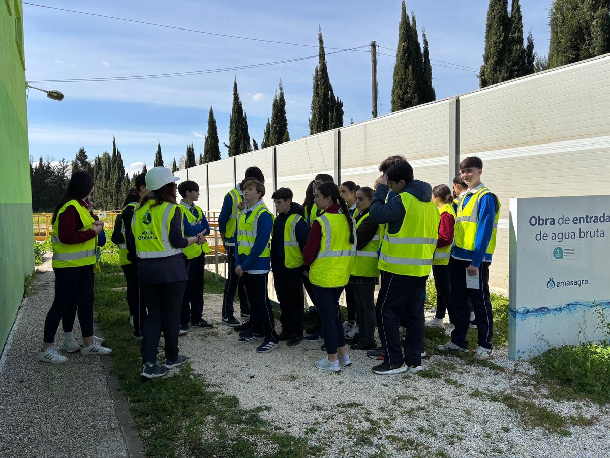 🌱 Los alumnos de 3º de #ESO han visitado la BIOFACTORÍA SUR, un referente europeo en economía circular.
Durante la visita han conocido cómo una antigua depuradora se ha transformado en un centro totalmente autosuficiente y sostenible.