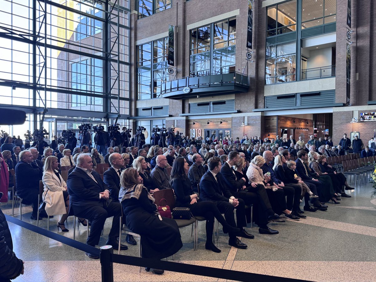 Kelly Hallinan tweet media