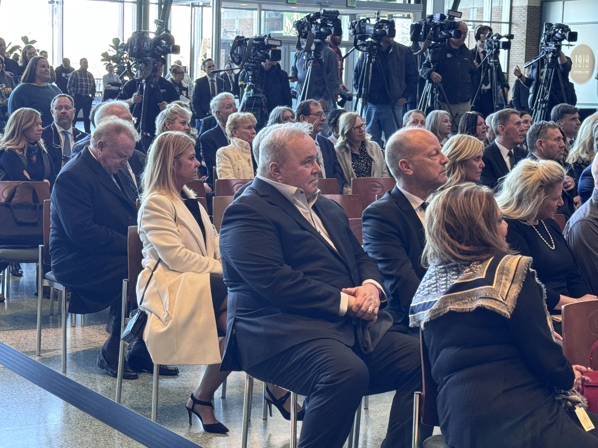 Kelly Hallinan tweet media