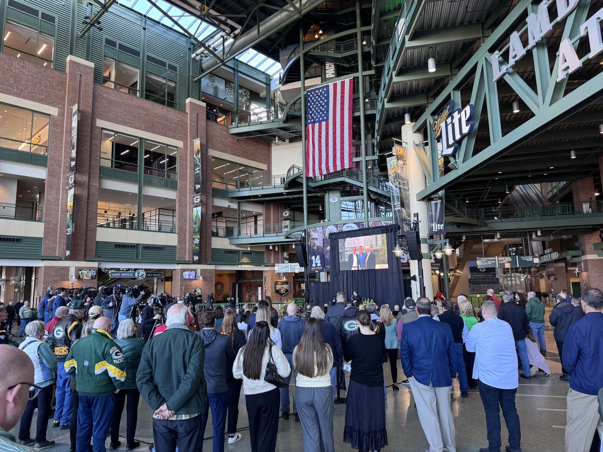 Kelly Hallinan tweet media