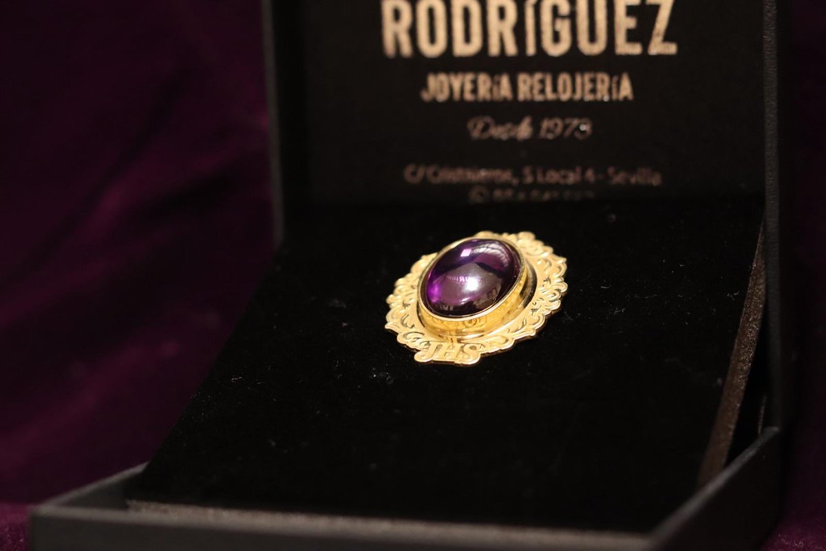 HdadServitaCaut's tweet photo. 📣 ESTRENO - NUEVO PASADOR PARA JESÚS CAUTIVO Y RESCATADO.

Mañana para el piadoso Viacrucis nuestro Sagrado Titular estrenará un pasador de plata bañado en oro con piedra amatista donado por la familia Guerra Gutiérrez.

🫱🏻‍🫲🏼 Agradecemos a la familia el bello gesto, que Jesús + https://t.co/TMy7oyGEwt