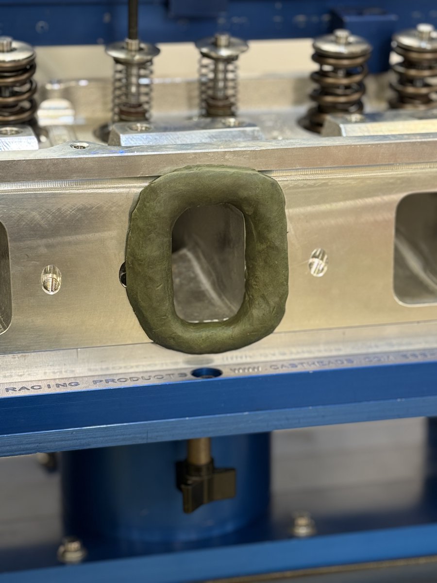 PowerNationTV's tweet image. How do you know if your heads are any good? One of the biggest indicators is the volume of air the port can flow at various lifts, and these Trick Flow 227cc 11R's flow 337 CFM at .600" and pretty soon they'll be flowing BIG air through our 363!
#enginebuilding #cylinderheads