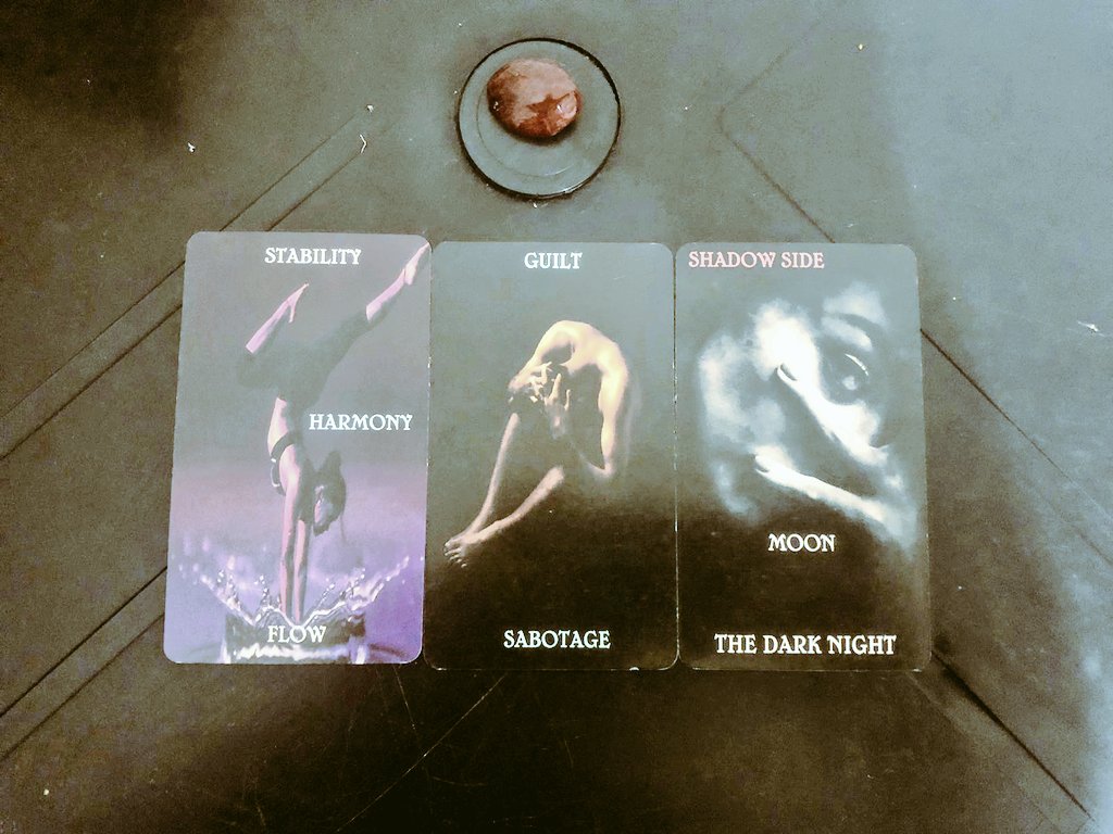 Madame Oracle Lunar🪞✨ tweet media