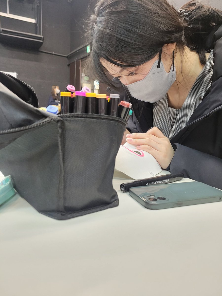 昨日は劇団銅鑼の全体会議でした！
みんなおつかれさまです！

会議後にまなみが真剣に作業中…✨