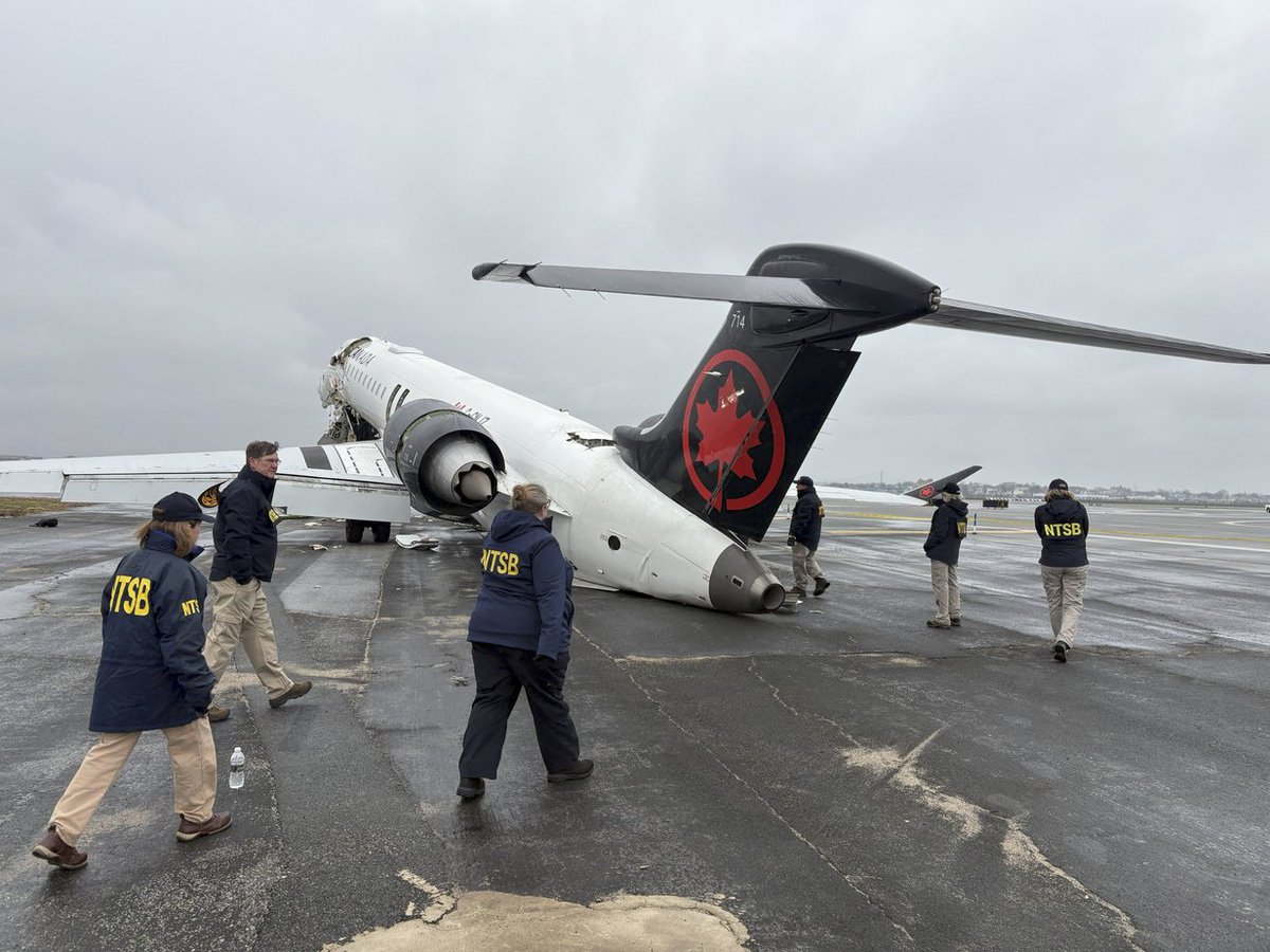 Maeestro's tweet image. NTSB investigators walk the scene of the Mar. 22 collision between an Air Canada Express plane and a firefighting vehicle on Runway 4 at LaGuardia Airport(Usa) 2303026