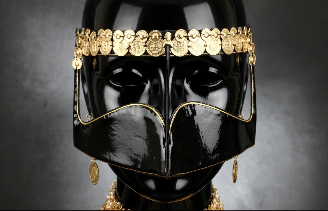 EmiratiEssence's tweet photo. The “Al Burqa Al-Riyasi” (known as  Bu Nayoum ) is one of the traditional Emirati ornaments It is decorated with gold coins that are attached to it, enhancing its beauty and distinguishing the Emirati woman 🇦🇪 https://t.co/OWy4X6zEfj