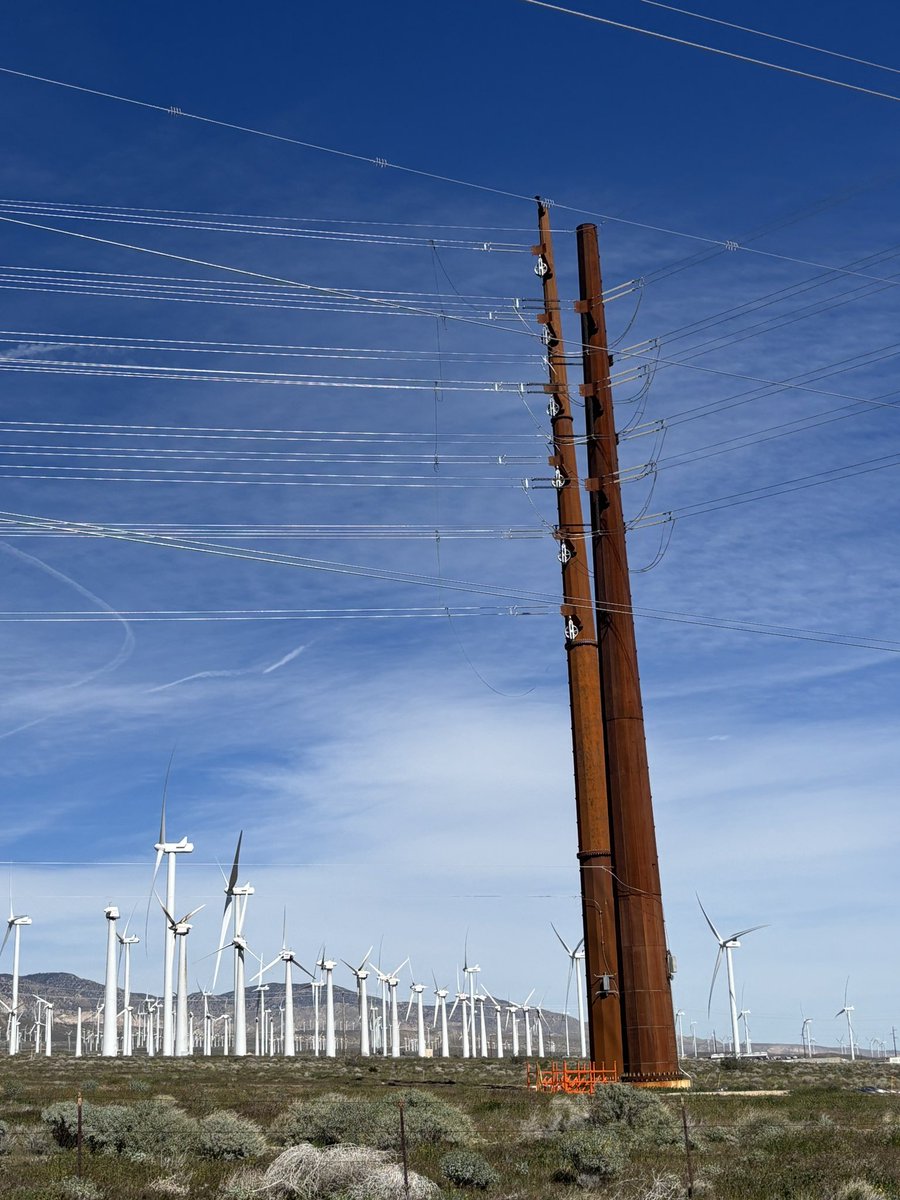 47Ibew's tweet photo. High Country Line building the backbone of tomorrow’s grid. ⚡🌵
New 345kV line going up in Mojave — big steel, big wire, and even bigger power moving across the desert.
#HighCountry #345kV #TransmissionLine #Mojave #GridLife #BuiltToPower #ibew47 https://t.co/yKpTOOzCC3