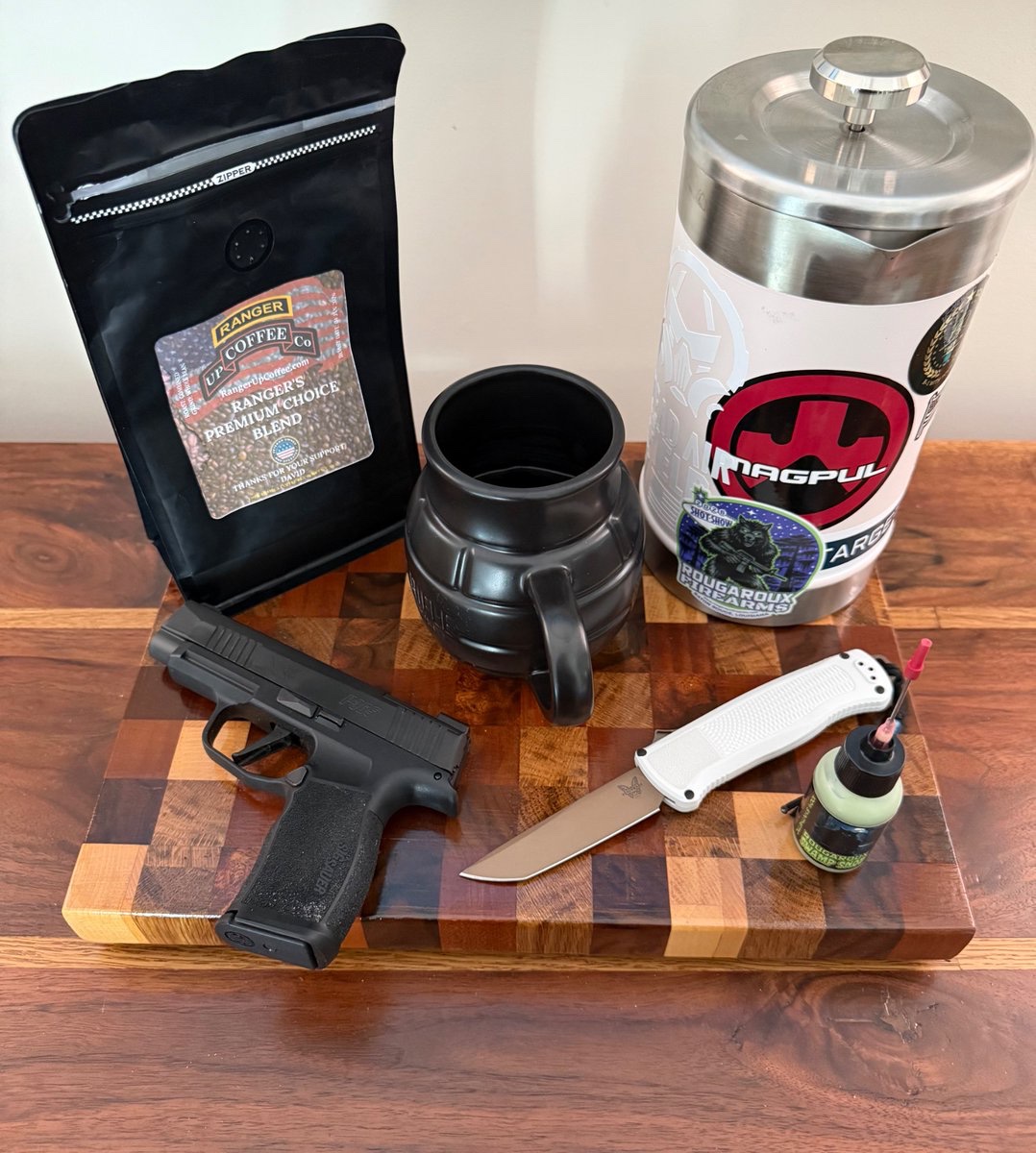BlueMooGuns's tweet image. Good Tuesday Morning, fam! 
Happy Taco Tuesday! Brewing Ranger’s Choice Premium in the grenade mug while my pistol &amp;amp; Benchmade get the @rougaroux
 Swamp Snot love. Tuesday vibes locked &amp;amp; loaded!  How’s your Taco Tuesday?

#tuesdayvibe #tuesdayvibes
#tuesdaymotivation #goodmorning
