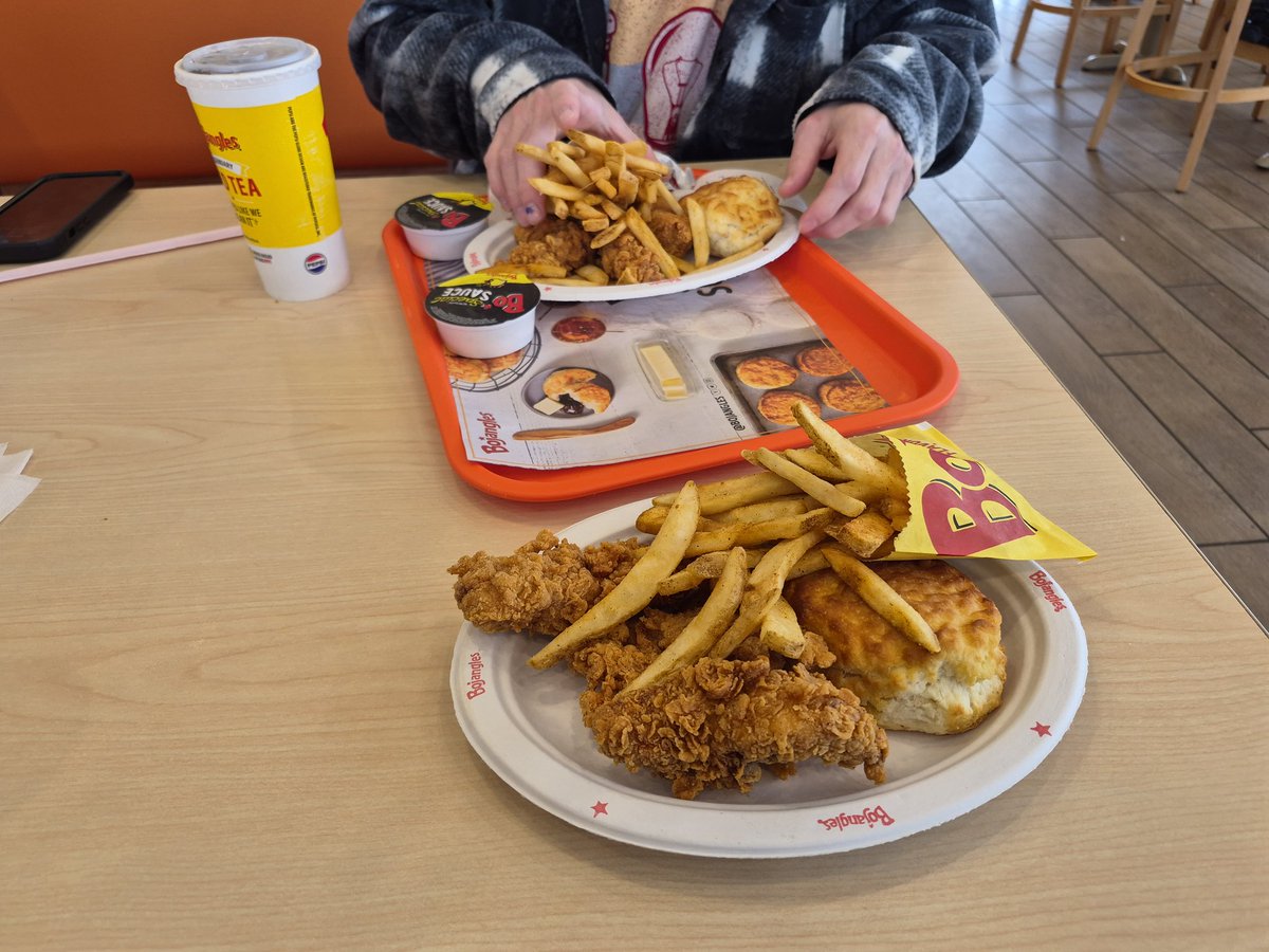 Alex_hat04's tweet photo. Got to try bojangles for the first time. Big thanks to my close friend for a nice hangout 😄 https://t.co/hZ3UKlfYxZ