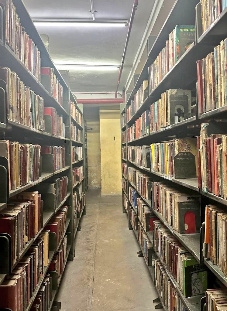 किताबें पढ़ना मुश्किल है ना!
क्योंकि ये काम किसी और के साथ कर ही नहीं सकते।
अकेला बैठना ही पड़ेगा, और हम लोग सब कुछ कर सकते हैं,
मगर ख़ुद के साथ अकेले बैठ ही नहीं पाते। 📚