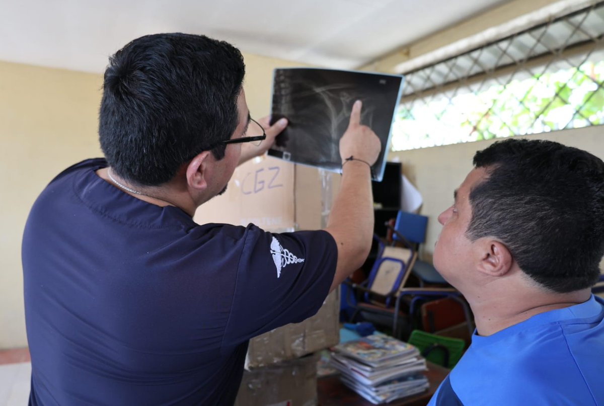 📍En la Escuela de Educación Básica Manuela Cañizares, kilómetro 15, ubicada en las parroquias El Retiro y 10 de Mayo, Machala, el Gobierno de #ElNuevoEcuador, a través de la CELEC EP, llevó a cabo una brigada, que facilitó el acceso a servicios de salud gratuitos para las