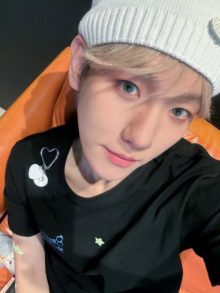 Nimsshi's tweet photo. Baekhyun dejó los pilates por el boxeo porque este es su instructor 🤭 https://t.co/VNIBpuAvOb