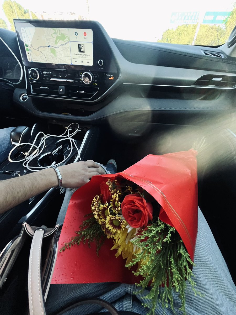 A mi novio se le olvidaron mis flores amarillas entonces en el primer semáforo compro unas 😭😭😭 yo lo amo mucho