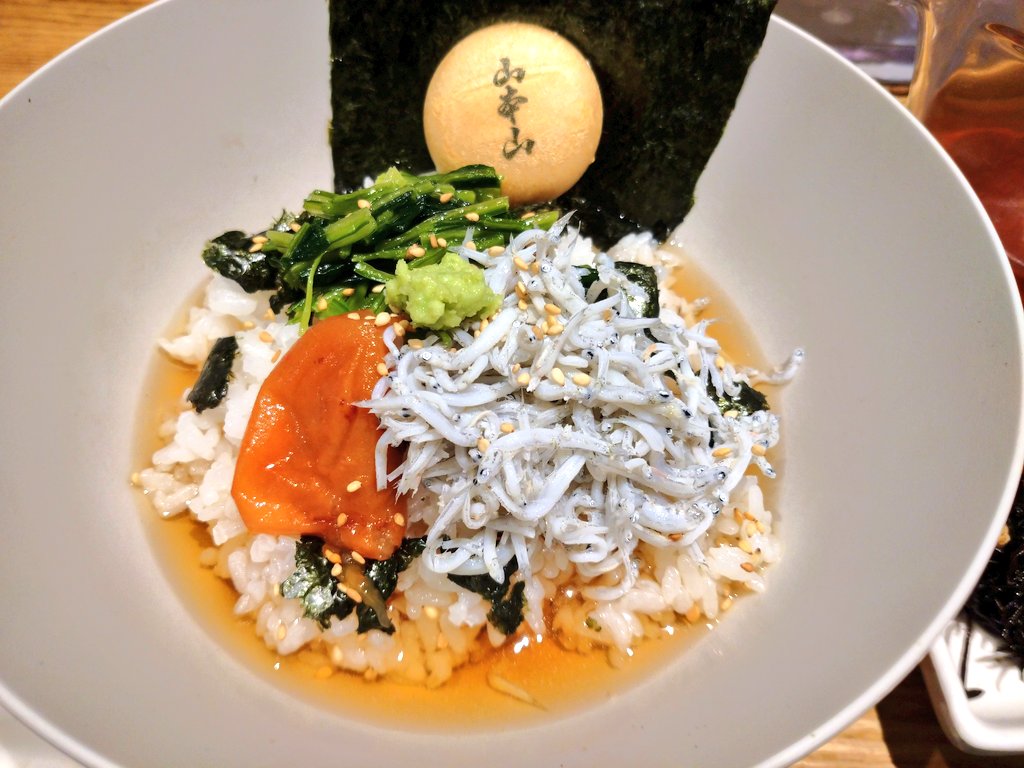 新宿駅ナカの「お茶漬けおにぎり山本山」さんです
オープンして一年半くらいの新しいお店です
山本山だけに海苔にこだわり
出汁も昆布と干し椎茸と鰹からとった自然の出汁と厳選したほうじ茶を合わせた茶漬けは美味しい
海苔たっぷりの海苔だく茶漬けにワサビをちょっと足していただけばもう最高です！