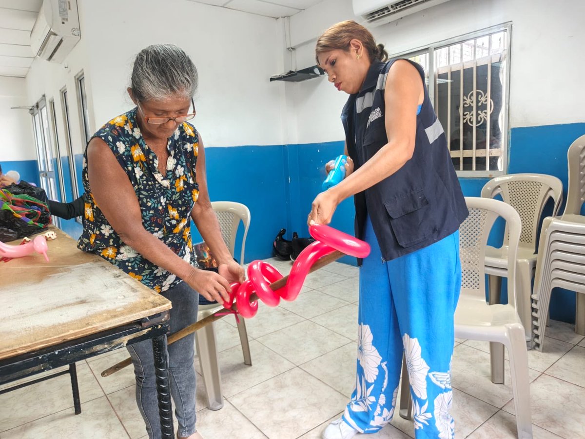 aquilesenlacomu's tweet photo. 🎈 El Municipio de Guayaquil, a través de la Dirección de Vinculación, realizó un taller de globos y fomix en la Casa Comunal 12 de Octubre.

Niñas, niños y vecinos disfrutaron de una jornada creativa que fomentó el aprendizaje, la integración y el trabajo en comunidad. https://t.co/7jPzBpOb3j