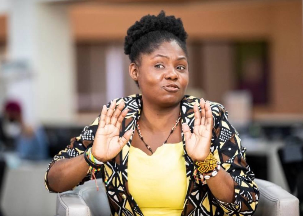 Cuestionable que el Gobierno reduzca el presupuesto para mantenimiento de aeronaves y hoy el país lamente un siniestro por presunta falta de mantenimiento. Paralelamente, no hay restricciones financieras para movilizar a la vicepresidenta incluso para temas personales. De malas.