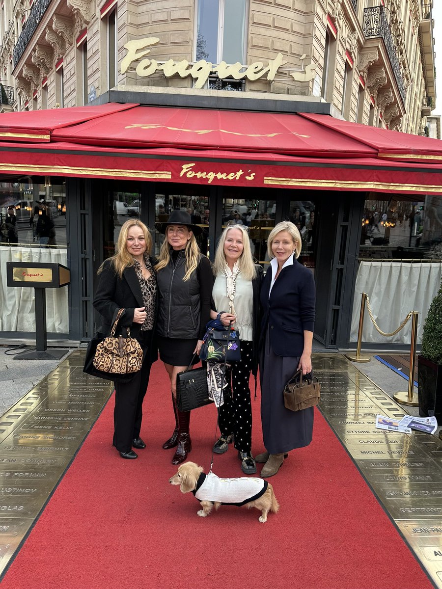 SonjatMorgan's tweet photo. Lunch with the girls in Paris. Surprise when I got home 💐
#longtimefriends #paris #france #flowers @StetsonHatters #Fouquets https://t.co/MeG8b6MbH9