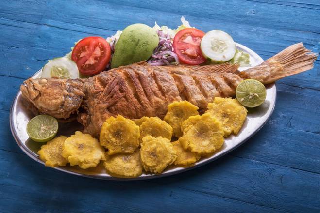 Corvina frita, plato típico de la costa Ecuatoriana, pescado de agua salada, muy solicitado frito y acompañado de arroz, patacones y una rica salsa criolla con tomate y cebolla, lo puedes pedir el pescado entero o también en filete.